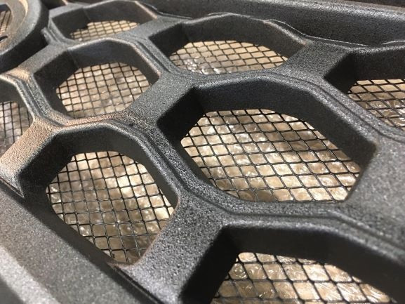 Решетка радиатора "TITAN" для B@3 2121, 21213, 21214, 2131 "L@DA 4x4" (с защитной сеткой) Черное матовое купить недорого с доставкой в Новосибирск